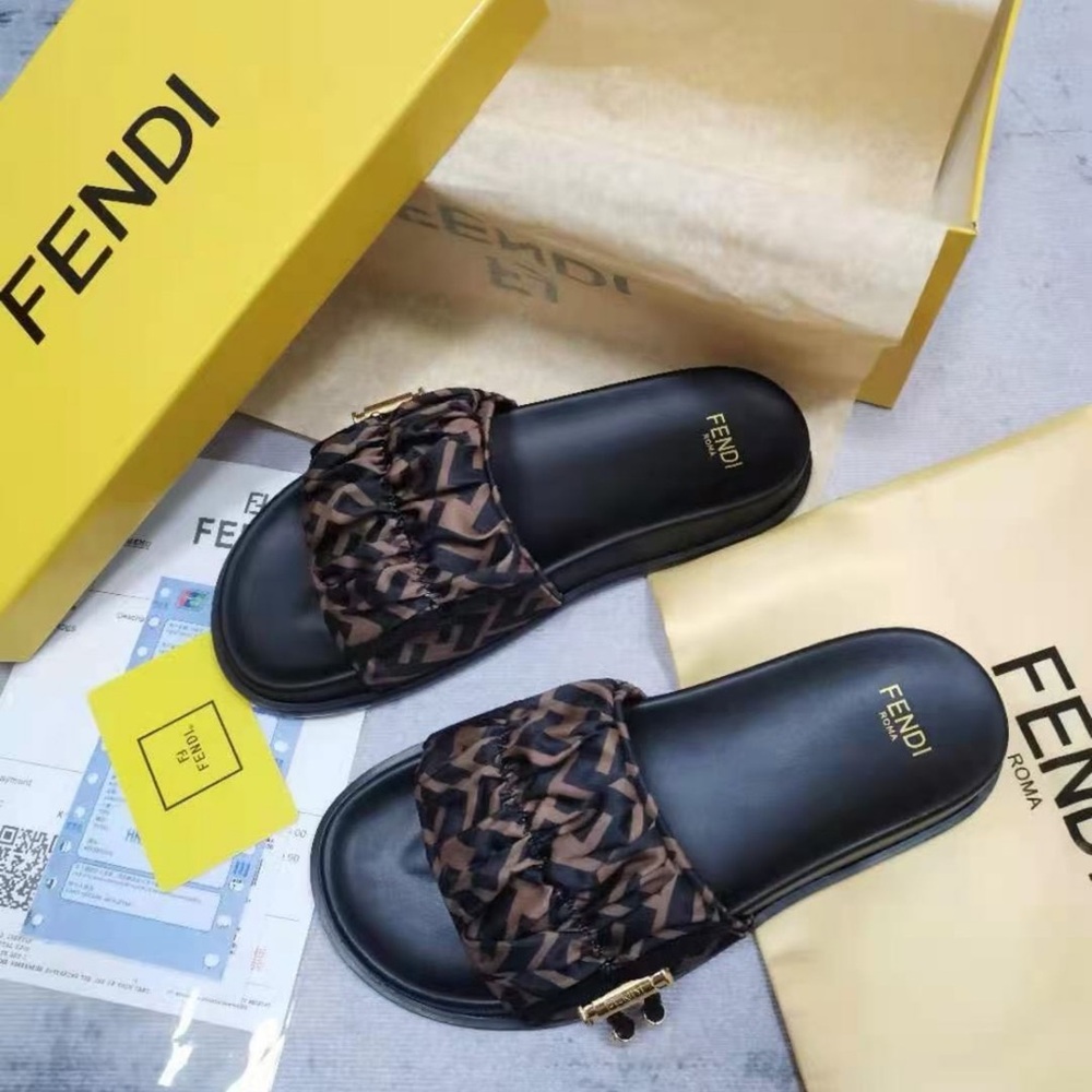 🍟Fendi Leather Sandals Combining Style and Comfort
